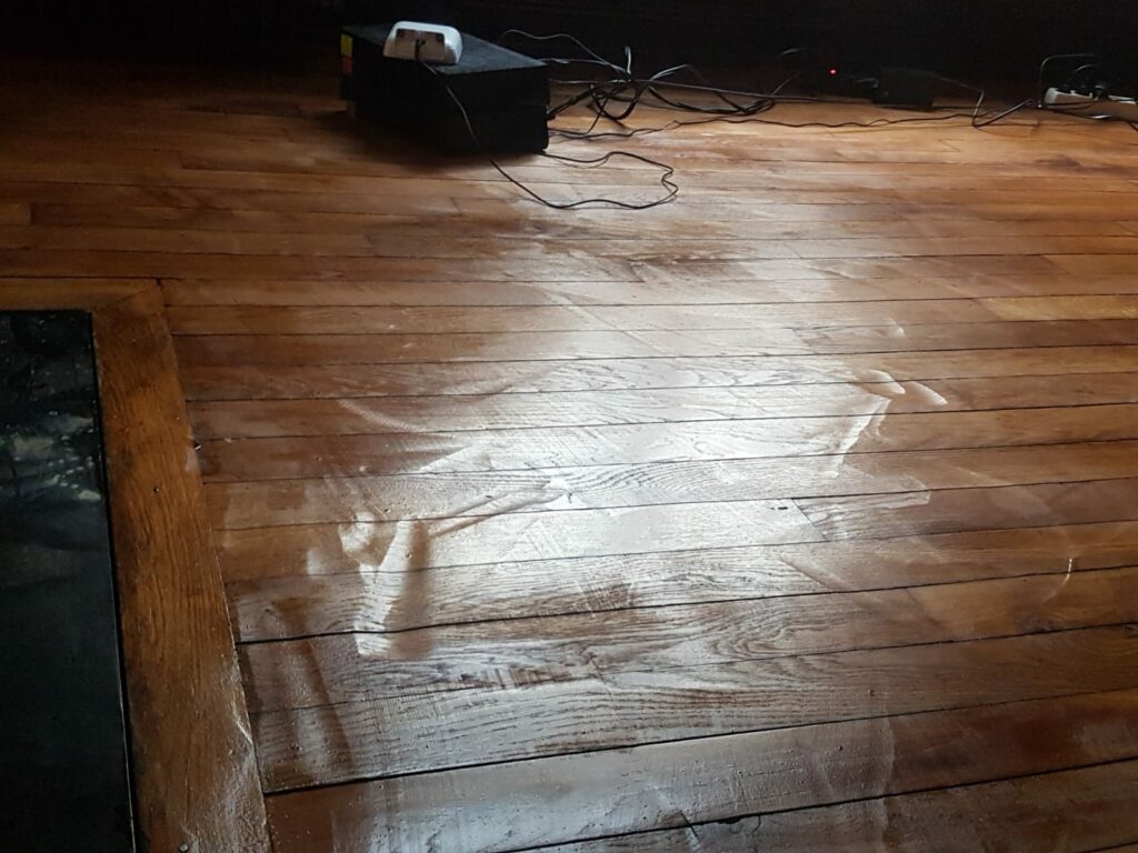 Mauvaise utilisation d'une ponceuse sur un parquet